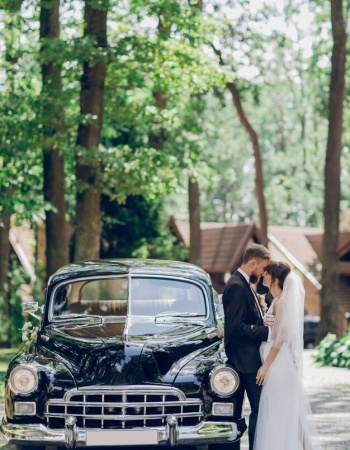 [fpdl.in]_passionate-kiss-newlyweds-standing-old-black-retro-car_168386-41_normal